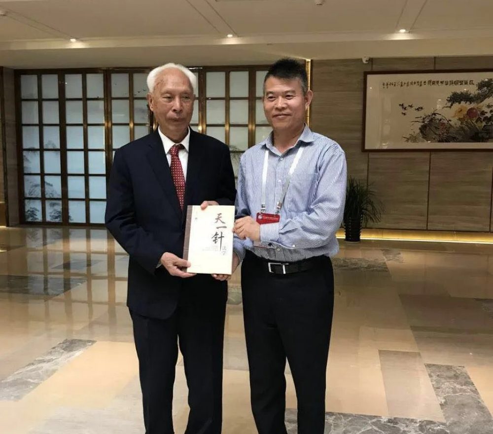 The master of TCM Liu Zhiming holding "Tianyi Needle" with Dr. Li Ronggang
